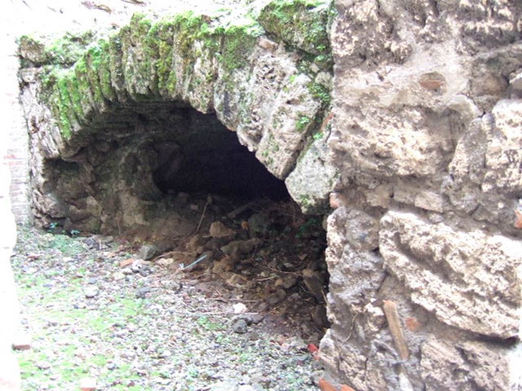 VI.10.17 Pompeii. December 2005.  Arched cellar area.