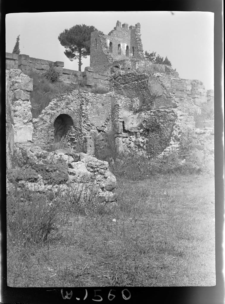 VI.11.3 Pompeii. W1560. 
Looking north-east towards stairs with arched recess below, small room on its east side, and city walls with Tower X in background.
Photo by Tatiana Warscher. Photo © Deutsches Archäologisches Institut, Abteilung Rom, Arkiv.
