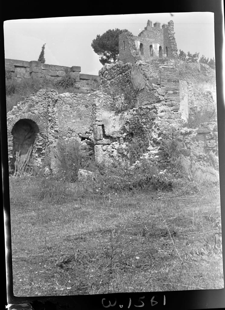 VI.11.3 Pompeii. W.1561. 
Looking north-east towards arched recess, small room, and city walls with Tower X in background.
Photo by Tatiana Warscher. Photo © Deutsches Archäologisches Institut, Abteilung Rom, Arkiv.