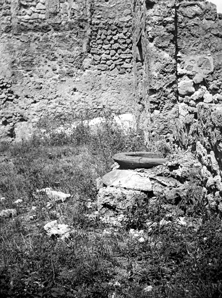 VI.11.4-17 Pompeii. W1496. Remains of interior wall, and cistern covered by remains of terracotta dolium. 
Looking north along rear wall from south-east corner of yard.
Photo by Tatiana Warscher. Photo © Deutsches Archäologisches Institut, Abteilung Rom, Arkiv.