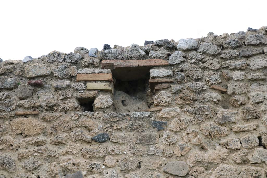 VI.11.5/15 Pompeii. December 2018. Recess/niche in upper north wall. Photo courtesy of Aude Durand.
61105 IMG_0783 Aude Durand.