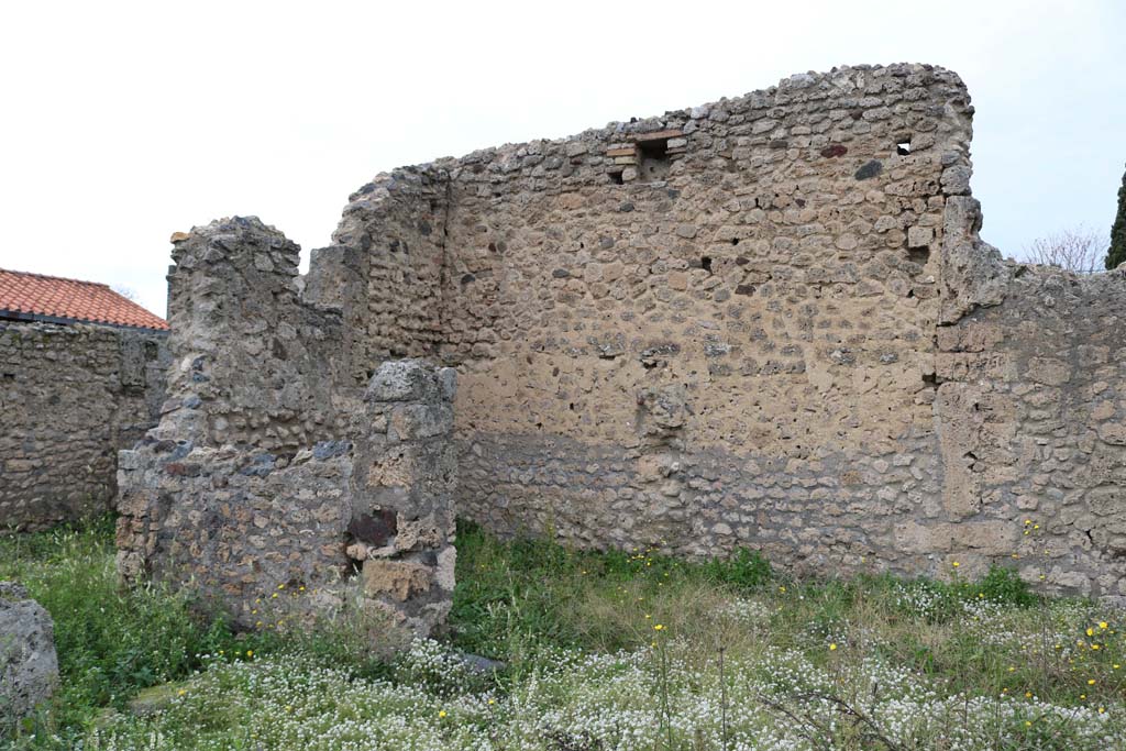 VI.11.5/15 Pompeii. December 2018. 
North-west corner of garden area, linked to doorway at VI.11.5, on left. Photo courtesy of Aude Durand.