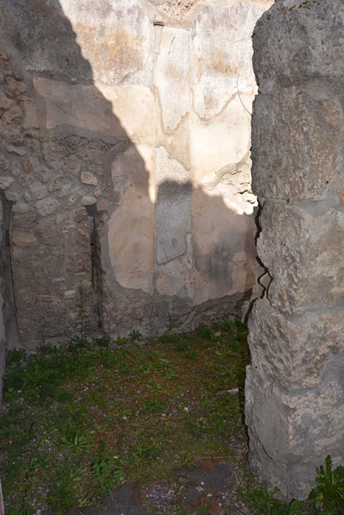 VI.11.9 Pompeii. October 2017. 
Room 4, looking towards north wall through doorway from room 5. 
Foto Annette Haug, ERC Grant 681269 DÉCOR