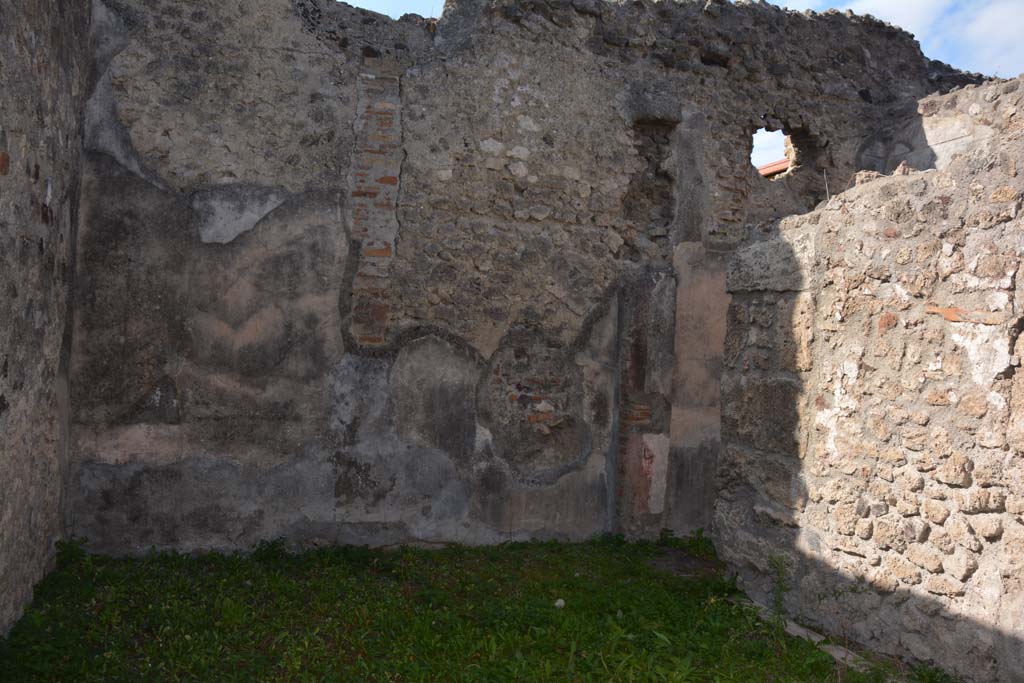 VI.11.9 Pompeii. October 2017. Room 5, looking towards west wall, doorway into room 4 in north-west corner and north wall.
Foto Annette Haug, ERC Grant 681269 DÉCOR