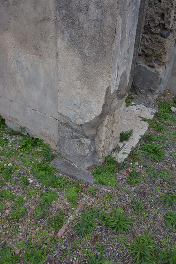 VI.11.9 Pompeii. October 2017. 
Room 7, detail of pilaster on north wall at east end, with atrium 3.
Foto Annette Haug, ERC Grant 681269 DÉCOR