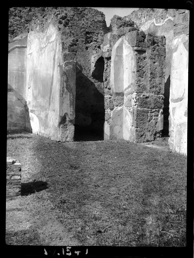 VI.11.9 Pompeii. W.1541. Looking towards north-west corner of atrium 3.
The doorway to room 7, on left, room 8 with recess under stairs, centre, and room 15, corridor, on right.
Photo by Tatiana Warscher. Photo © Deutsches Archäologisches Institut, Abteilung Rom, Arkiv.