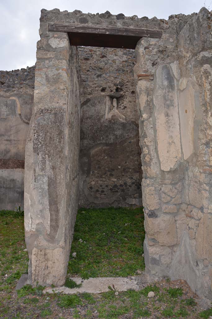 VI.11.9 Pompeii. October 2017. Doorway to room 8, with recess under stairs.
Foto Annette Haug, ERC Grant 681269 DÉCOR