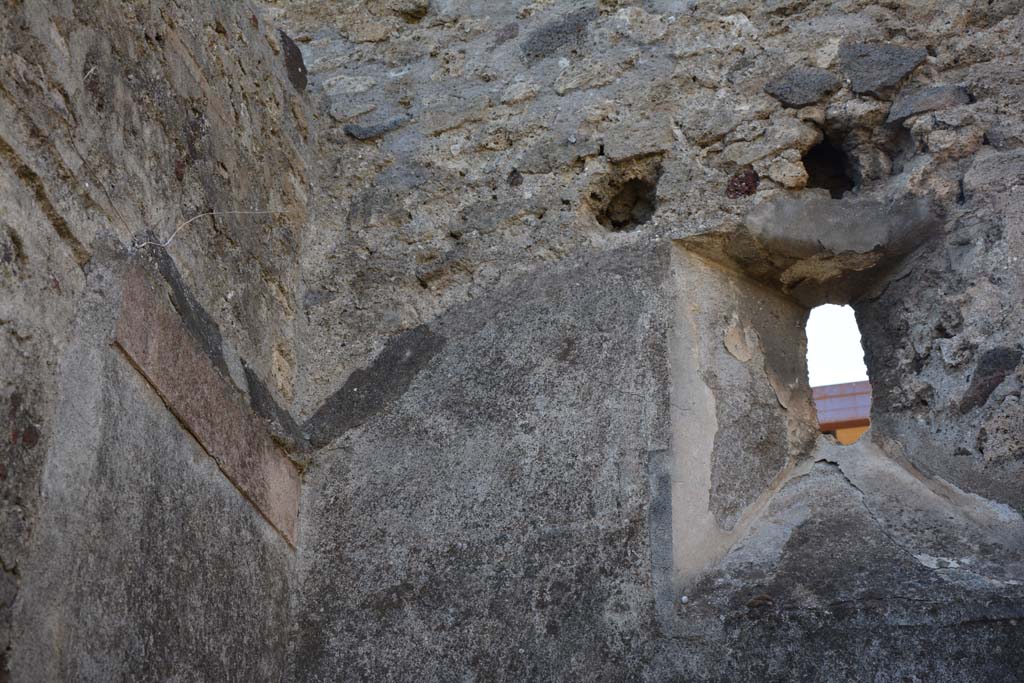 VI.11.9 Pompeii. October 2017. Room 8, detail from upper south-west corner with small window onto Vicolo del Fauno.
Foto Annette Haug, ERC Grant 681269 DÉCOR