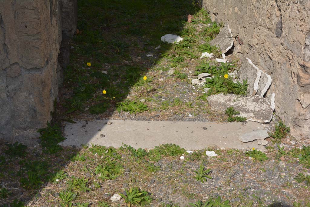 VI.11.9 Pompeii. October 2017. Doorway threshold to corridor 15 on north side of atrium.
Foto Annette Haug, ERC Grant 681269 DÉCOR.