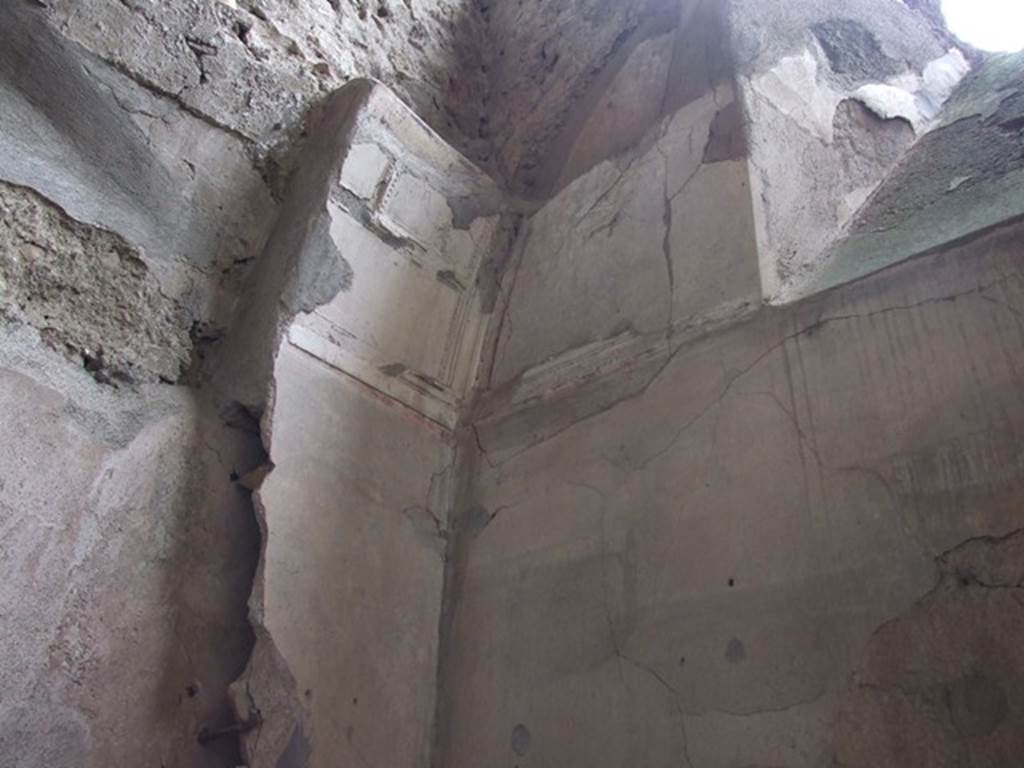 VI.11.9 Pompeii. December 2006. Room 21, south-west corner. Detail of plaster in tepidarium.