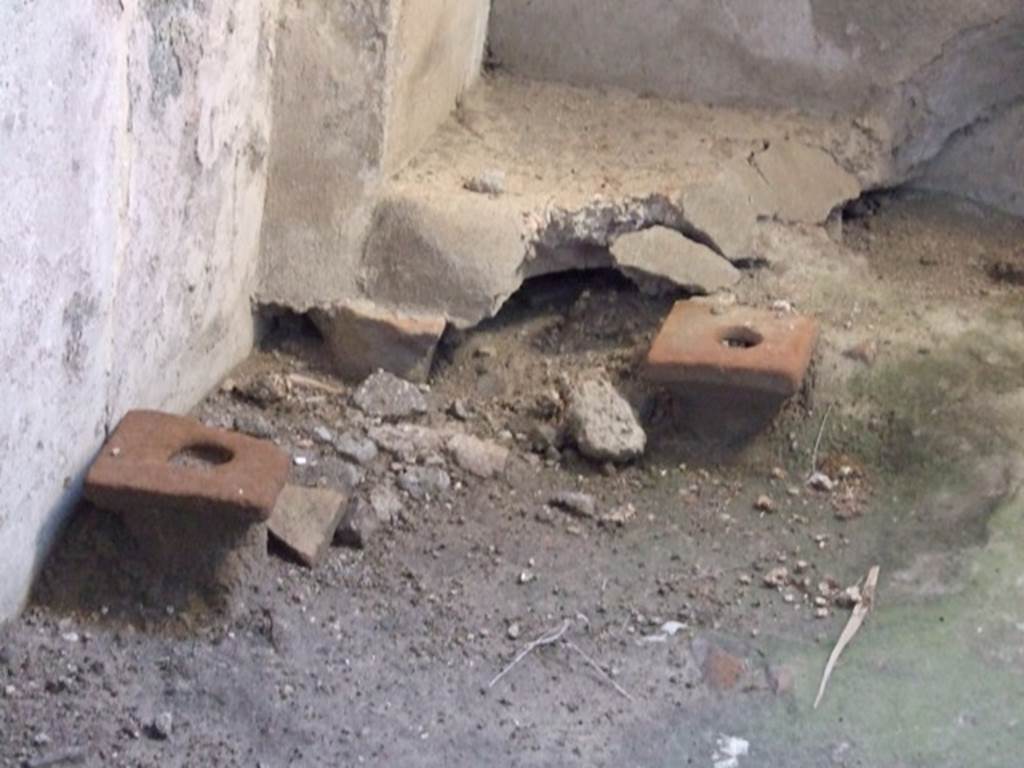VI.11.9 Pompeii. December 2006. 
Room 21, tepidarium of baths area. Original level of floor in south-west corner, showing hypocaust flooring.