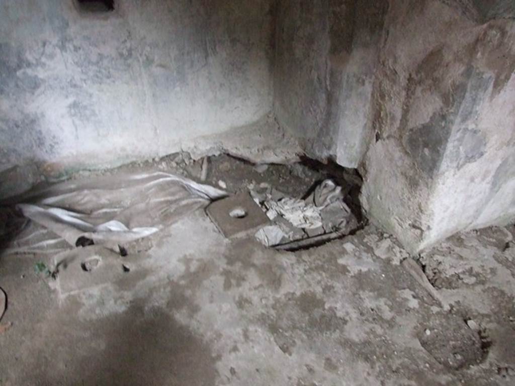 VI.11.9 Pompeii. December 2006. Room 22, south-west corner of caldarium.