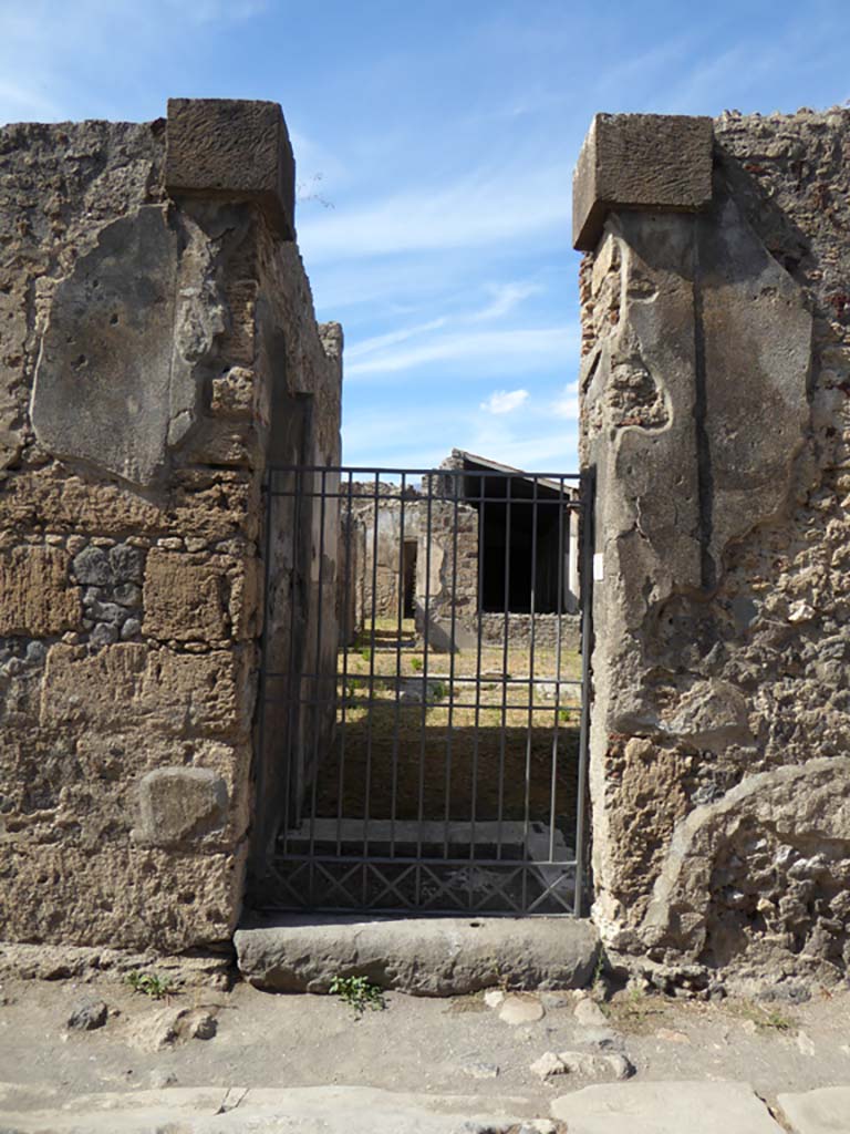 VI.11.9 Pompeii. September 2017. Looking north through entrance doorway.
Foto Annette Haug, ERC Grant 681269 DÉCOR