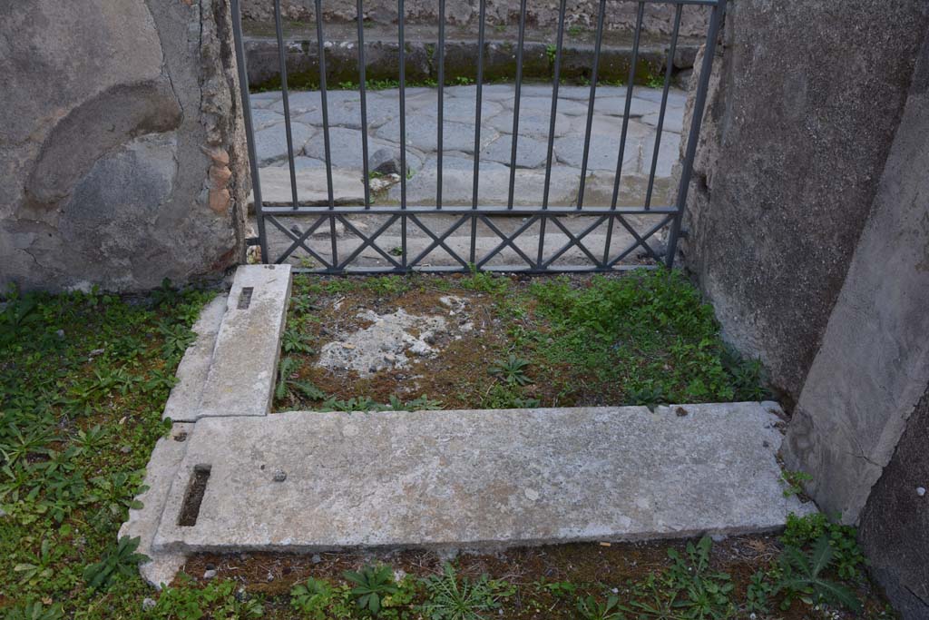 VI.11.9 Pompeii. October 2017. Room 1, entrance corridor, looking south across doorway thresholds of vestibule.
Foto Annette Haug, ERC Grant 681269 DÉCOR