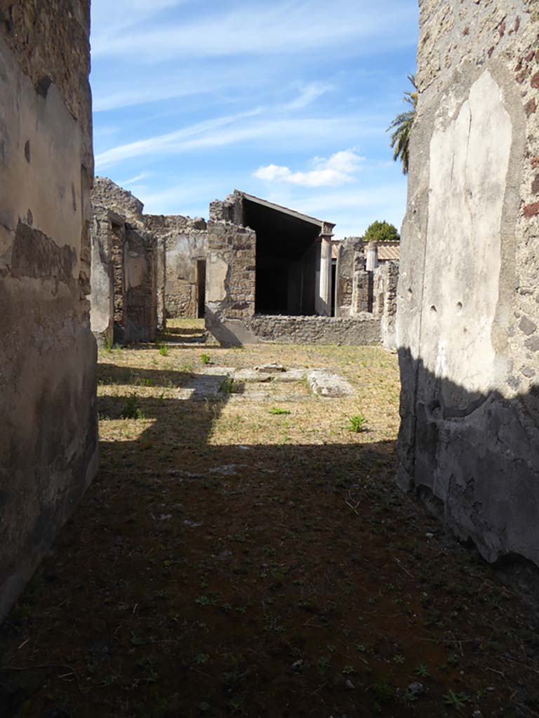 VI.11.9 Pompeii. September 2017. Room 3, looking north across atrium, from entrance corridor.
Foto Annette Haug, ERC Grant 681269 DÉCOR