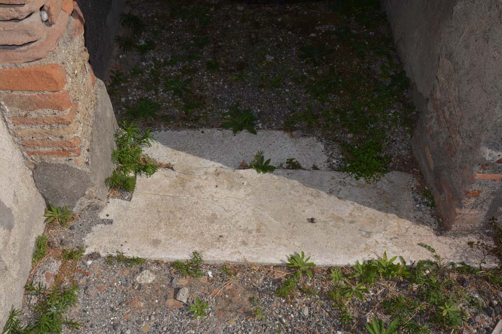 VI.11.9 Pompeii. October 2017. Room 48, looking east across threshold of doorway to corridor.
Foto Annette Haug, ERC Grant 681269 DÉCOR