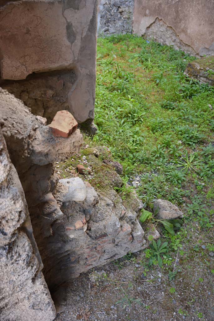 VI.11.9 Pompeii. October 2017. Room 2, structure against north wall on east side of doorway.
Foto Annette Haug, ERC Grant 681269 DÉCOR