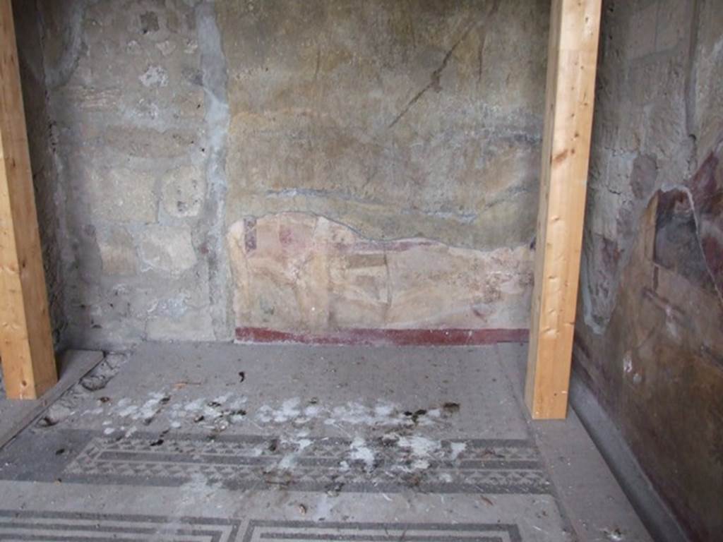 VI.11.10 Pompeii. December 2006. Room 42, painted rear north wall of exedra and mosaic flooring at north end.