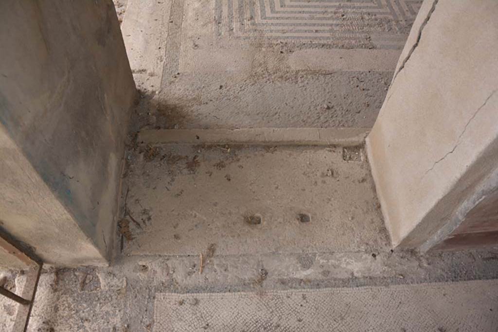 VI.11.10 Pompeii. October 2017. Room 42, doorway threshold, from room 43, towards “labyrinth” mosaic.
Foto Annette Haug, ERC Grant 681269 DÉCOR
