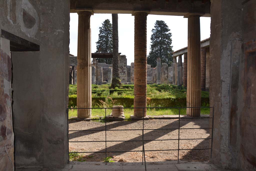 VI.11.10 Pompeii. October 2017. Room 42, looking south across north portico to peristyle 36.
Foto Annette Haug, ERC Grant 681269 DÉCOR
