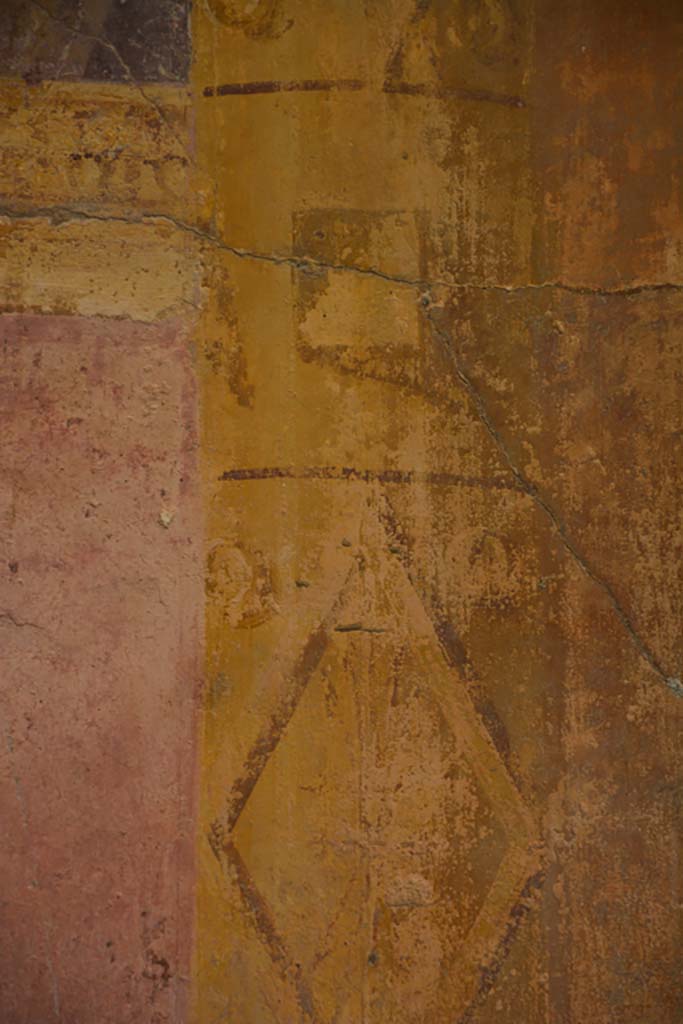 VI.11.10 Pompeii. November 2017. 
Room 43, detail from painted column on west wall towards south end.
Foto Annette Haug, ERC Grant 681269 DÉCOR