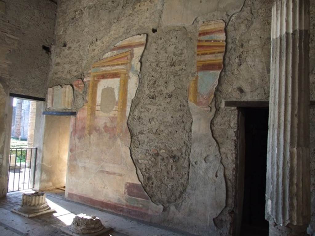 VI.11.10 Pompeii. December 2007. Room 43, west wall with architectural wall painting.  
Doorway to room 44 is on the right, and doorway to room 42 on the left.