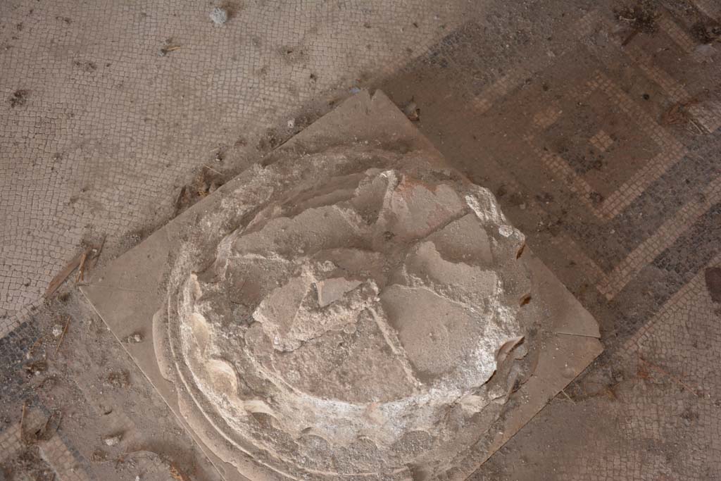 VI.11.10 Pompeii. November 2017. Room 43, detail of base of column and mosaic flooring near west wall. 
Foto Annette Haug, ERC Grant 681269 DÉCOR