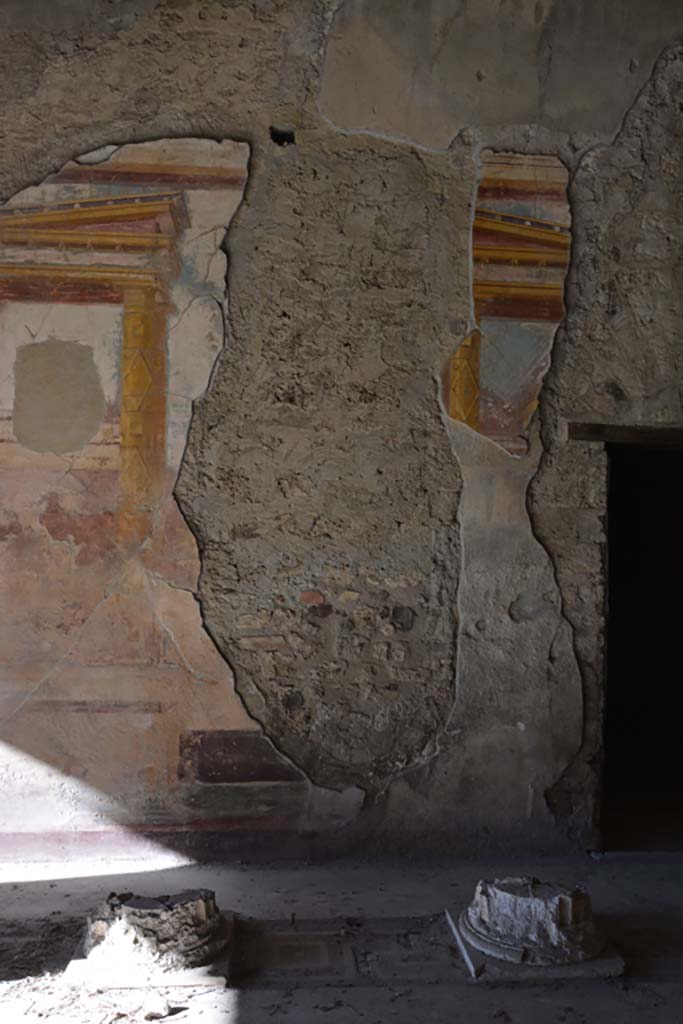 VI.11.10 Pompeii. November 2017. 
Room 43, detail from west wall, with doorway to room 44, on right.
Foto Annette Haug, ERC Grant 681269 DÉCOR