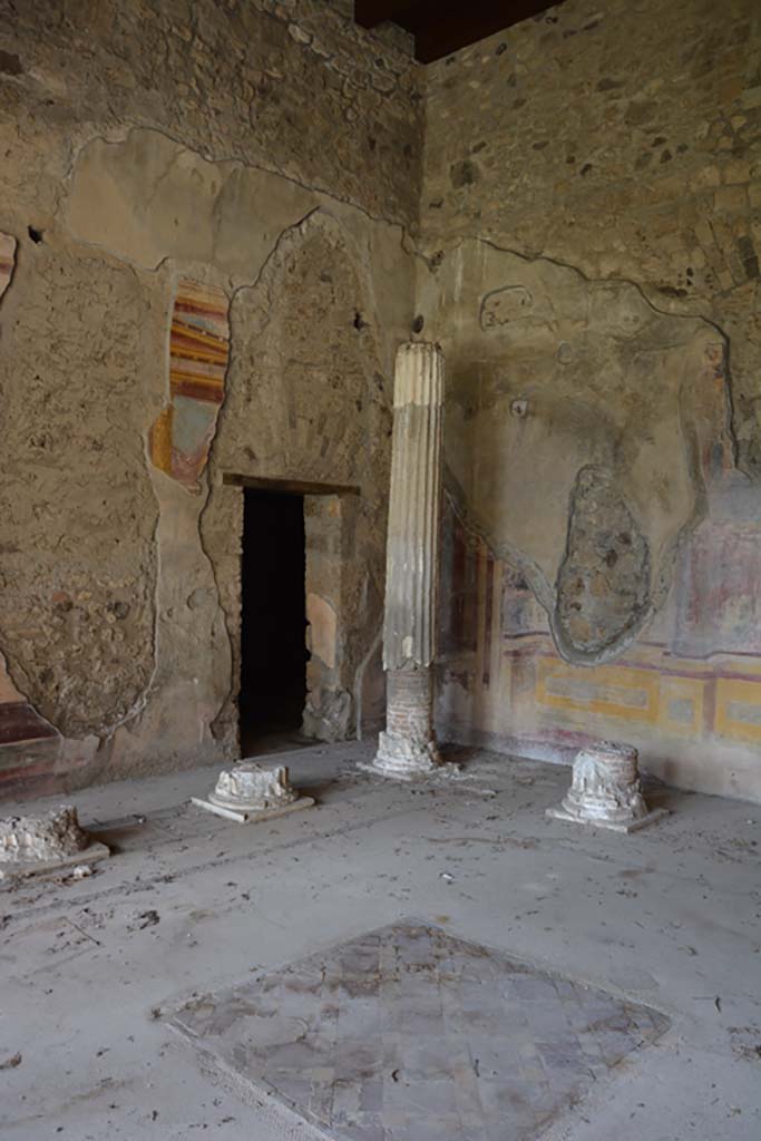 VI.11.10 Pompeii. October 2017. 
Room 43, looking towards north-west corner with doorway into room 44, in centre.
Foto Annette Haug, ERC Grant 681269 DÉCOR
