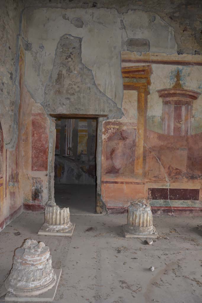 VI.11.10 Pompeii. October 2017. Room 43, north-east corner with doorway into room 45. 
Foto Annette Haug, ERC Grant 681269 DÉCOR