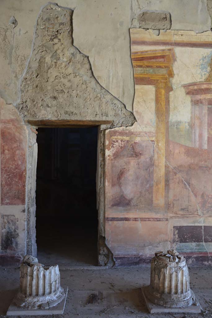 VI.11.10 Pompeii. November 2017. 
Room 43, painted decoration on east wall near doorway to room 45.
Foto Annette Haug, ERC Grant 681269 DÉCOR