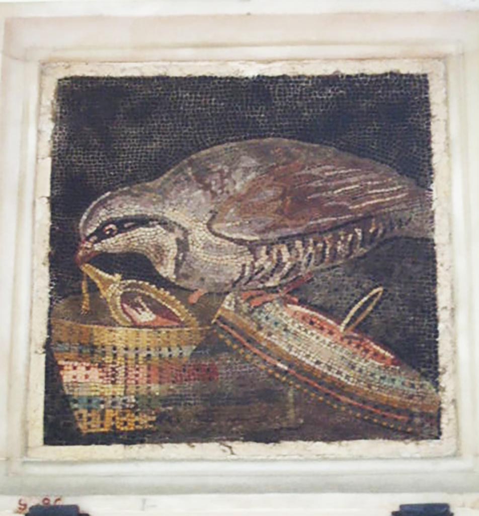 VI.11.10 Pompeii. Found in room 45, small room on right side of room 43, on 10th September 1835.  
Mosaic of partridge stealing a mirror.
Now in Naples Archaeological Museum, inventory number 9980.
See Pagano, M. and Prisciandaro, R., 2006. Studio sulle provenienze degli oggetti rinvenuti negli scavi borbonici del regno di Napoli. Naples: Nicola Longobardi. (p.151) PAH II, 316.
According to Fiorelli in PAH, II, (p.316) –
10th September 1835. And in the floor of the small room on the right, near to the right corner at the head of the magnificent tablinum, we have discovered a square mosaic sized 10.37 inches squared (0.26m squared) or in italian “di pal. 1 in quadro”, embedded in a piece of marble, showing a partridge in the act of removing a jewel from a beautiful chest whose lid has been overturned.”
