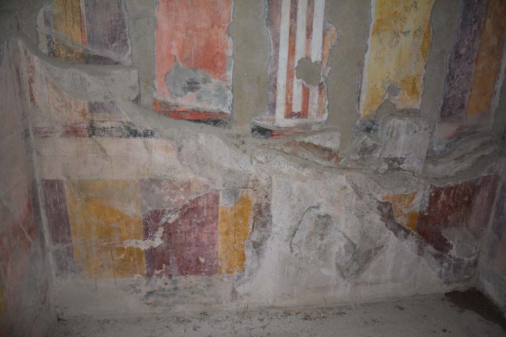 VI.11.10 Pompeii. December 2017. Room 45, lower east wall,  detail of multiple layers of decoration.
Foto Annette Haug, ERC Grant 681269 DÉCOR