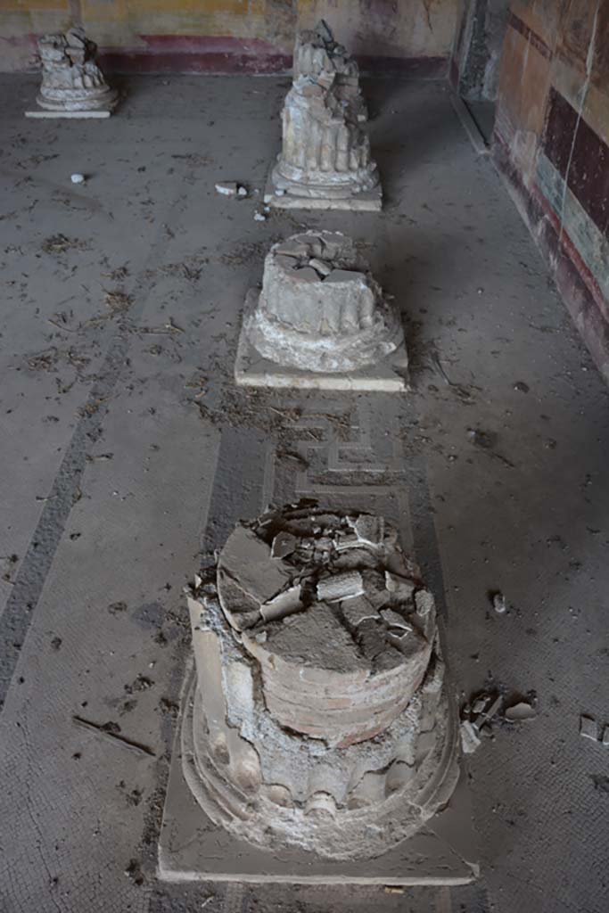 VI.11.10 Pompeii. October 2017. 
Room 43, columns and mosaic flooring on east side, looking north.
Foto Annette Haug, ERC Grant 681269 DÉCOR