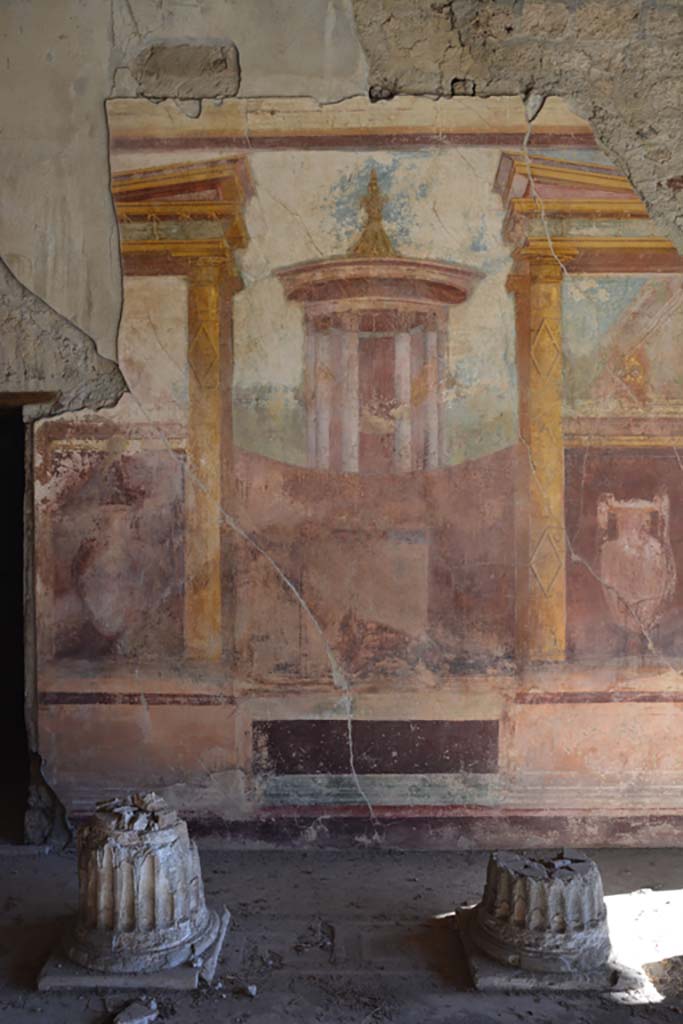 VI.11.10 Pompeii. November 2017. Room 43, painted decoration from centre of east wall. 
Foto Annette Haug, ERC Grant 681269 DÉCOR