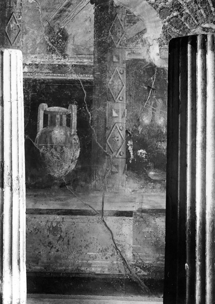 VI.11.10 Pompeii. W.1400. Columns, wall painting and pot from east wall of room 43. 
Photo by Tatiana Warscher. Photo © Deutsches Archäologisches Institut, Abteilung Rom, Arkiv.