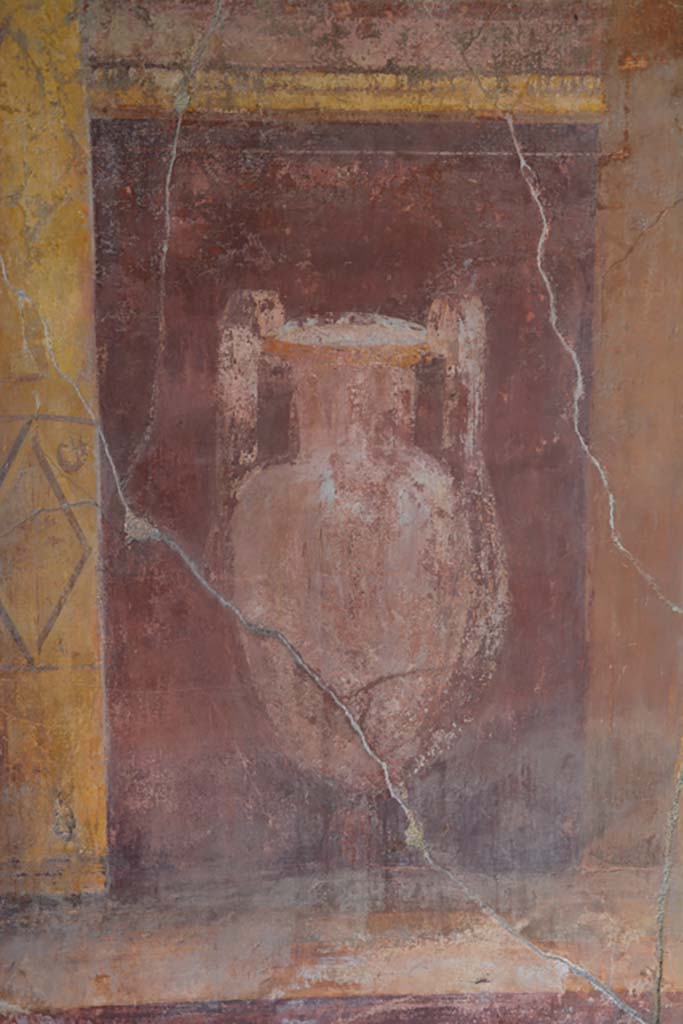 VI.11.10 Pompeii. November 2017. Room 43, painted jug from south end of east wall.
Foto Annette Haug, ERC Grant 681269 DÉCOR