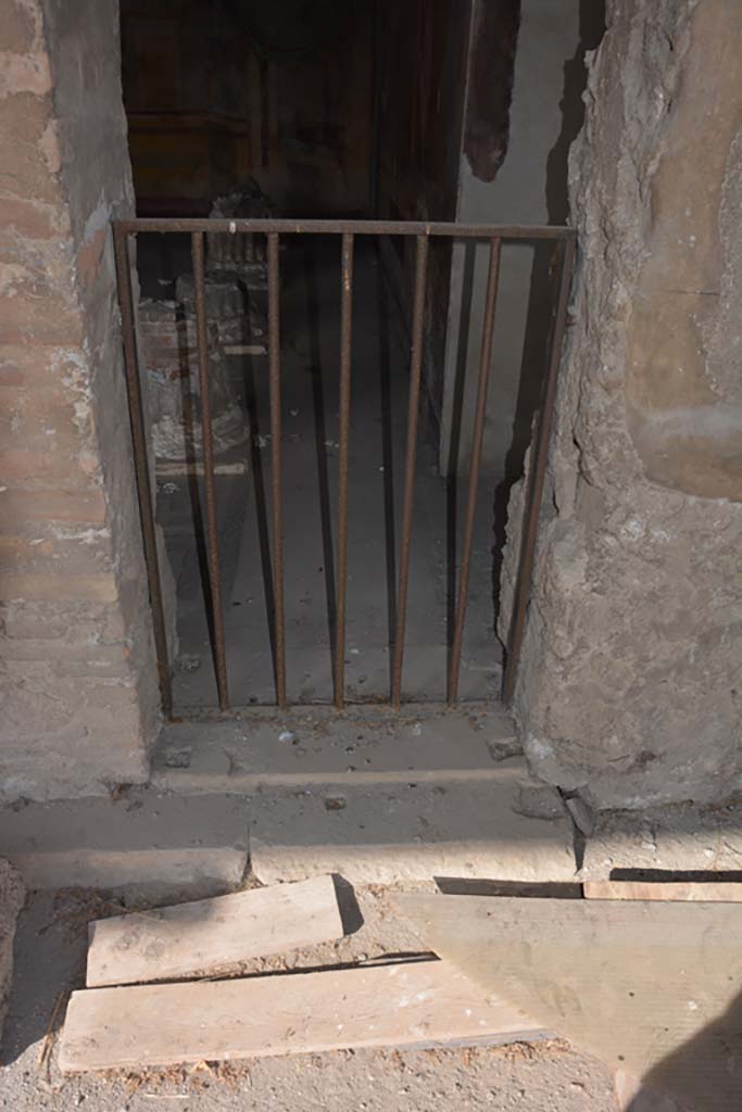 VI.11.10 Pompeii. October 2017. 
Room 43, small doorway at east end of room, looking from north portico.
Foto Annette Haug, ERC Grant 681269 DÉCOR