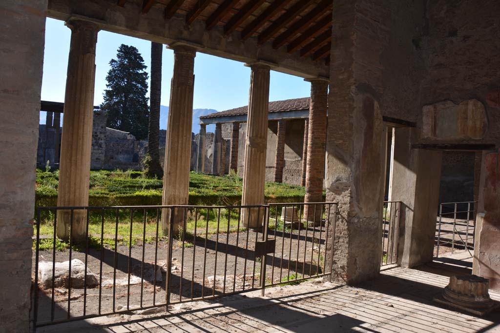 VI.11.10 Pompeii. November 2017. Room 43, looking south through doorway towards north portico and peristyle 36.
Foto Annette Haug, ERC Grant 681269 DÉCOR