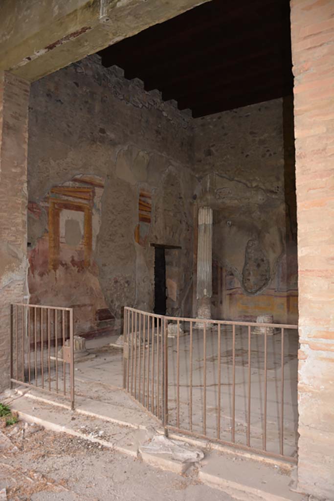 VI.11.10 Pompeii. October 2017. Room 43, looking towards north-west corner from north portico.
Foto Annette Haug, ERC Grant 681269 DÉCOR