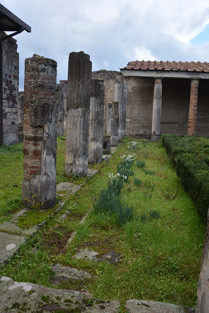 VI.11.10 Pompeii. December 2017. 
Peristyle 36, looking along gutter towards south-west corner of south portico. 
Foto Annette Haug, ERC Grant 681269 DÉCOR
