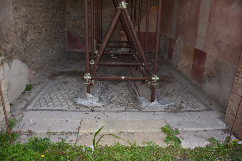 VI.11.10 Pompeii. October 2017. Room 37, looking south across flooring. 
Foto Annette Haug, ERC Grant 681269 DÉCOR