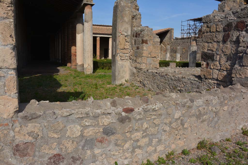 VI.11.10 Pompeii. October 2017. 
Room 38, looking north through window from north-east corner of atrium 3, into room 38 and out onto Peristyle 36. 
Foto Annette Haug, ERC Grant 681269 DÉCOR