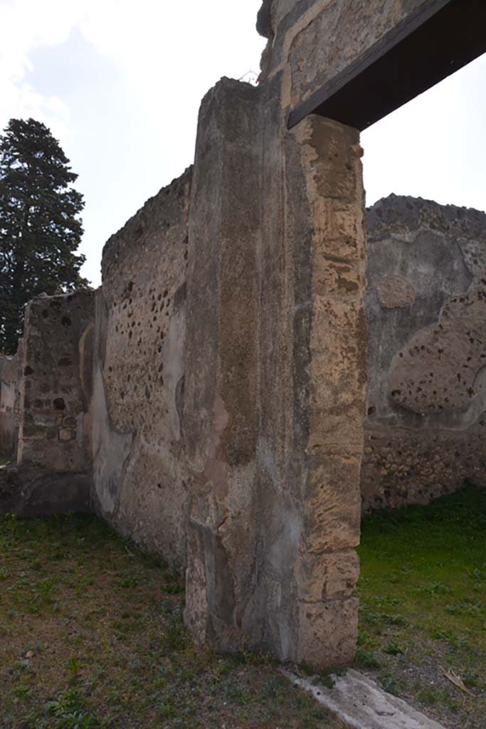 VI.11.10 Pompeii. October 2017. 
Room 38, pilaster at north end of west wall, and doorway into services area (room 10), see VI.11.9 for more photos.  
Foto Annette Haug, ERC Grant 681269 DÉCOR