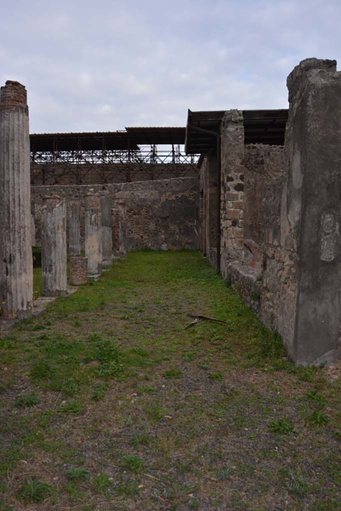 VI.11.10 Pompeii. October 2017. 
Looking east along the south portico, from the south-west corner.
Foto Annette Haug, ERC Grant 681269 DÉCOR