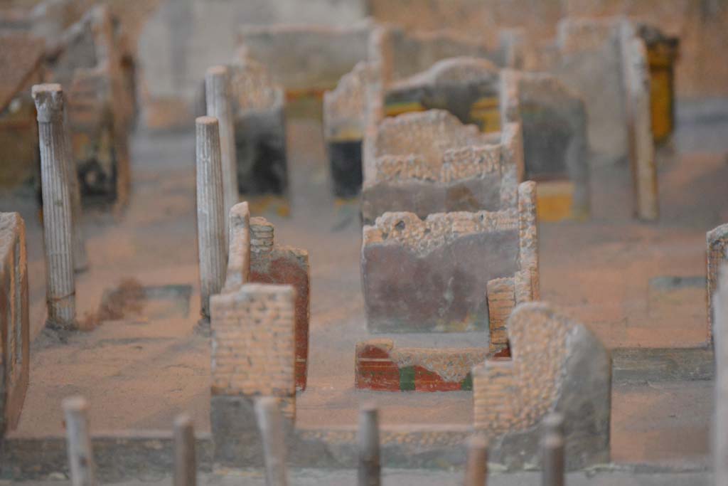 VI.11.9/10 Pompeii. July 2017. The lower red wall, with window and doorway, is the south wall of room 35.
From cork model in Naples Archaeological Museum.
Foto Annette Haug, ERC Grant 681269 DÉCOR.