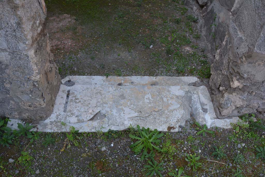 VI.11.10 Pompeii. October 2017. Room 28, doorway threshold.
Foto Annette Haug, ERC Grant 681269 DÉCOR