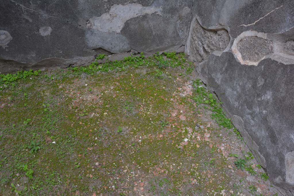 VI.11.10 Pompeii. October 2017. Room 3, flooring in north-west corner.
Foto Annette Haug, ERC Grant 681269 DÉCOR
