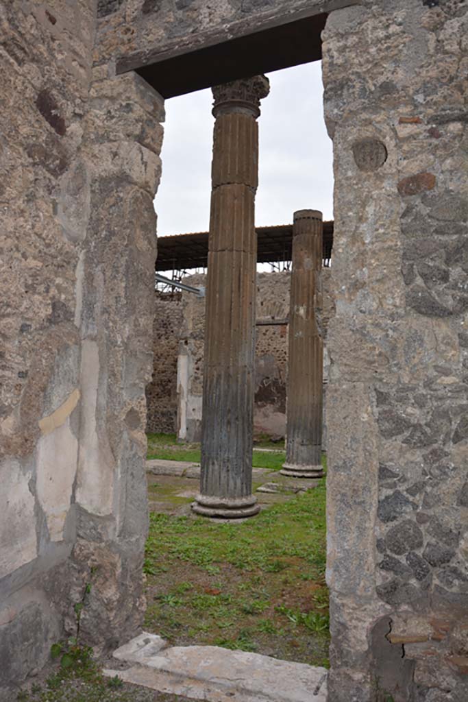 VI.11.10 Pompeii. October 2017. Doorway in east wall of room 28, looking towards atrium 27.
Foto Annette Haug, ERC Grant 681269 DÉCOR