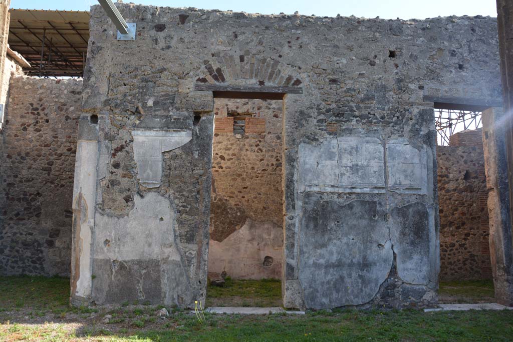 VI.11.10 Pompeii. October 2017. Looking towards east side of atrium 27.
Foto Annette Haug, ERC Grant 681269 DÉCOR